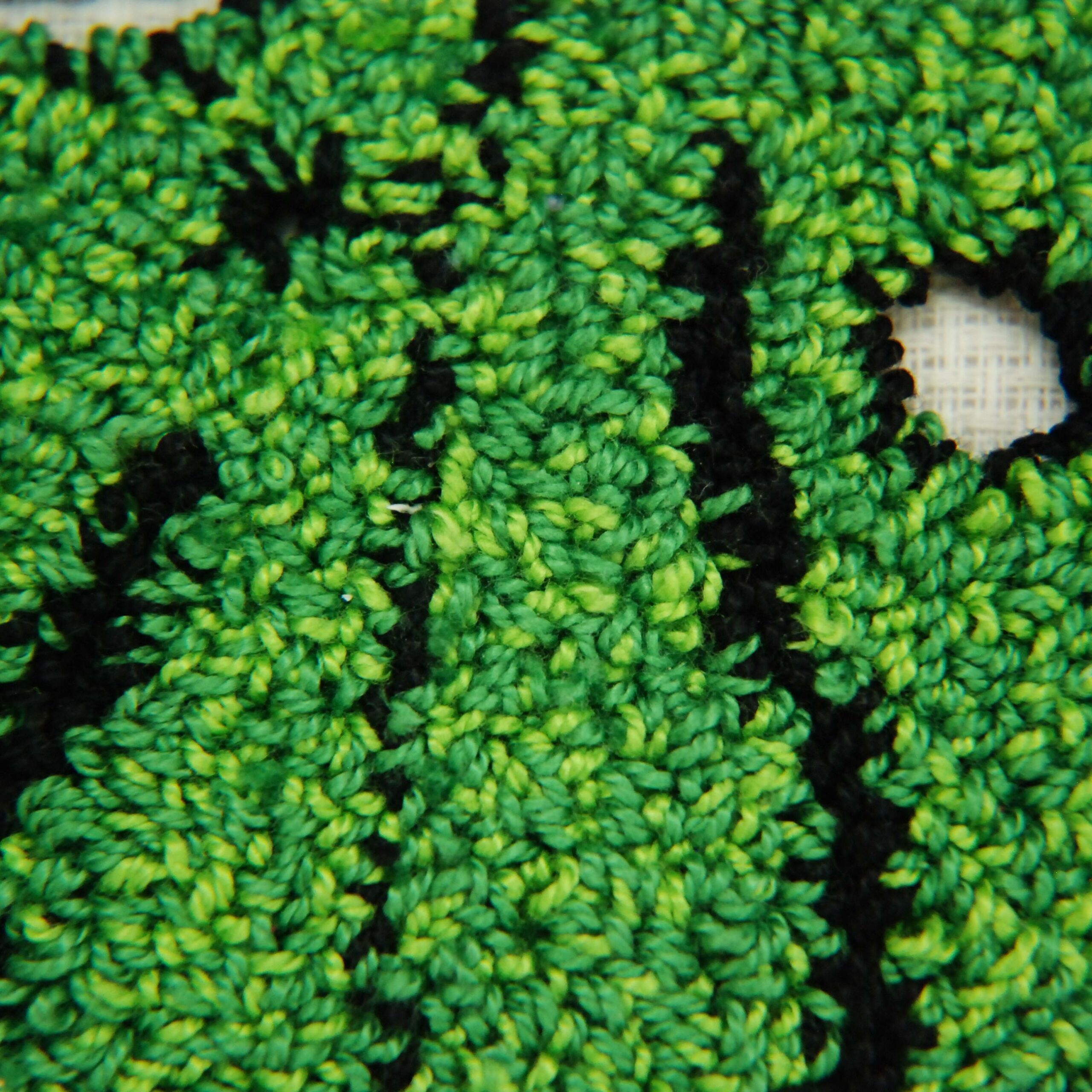 Lniana ekotorba na zakupy w kolorze naturalnego lnu z aplikacją w formie liścia rośliny Monstera haft techniką punch needle czyli małych pętelek